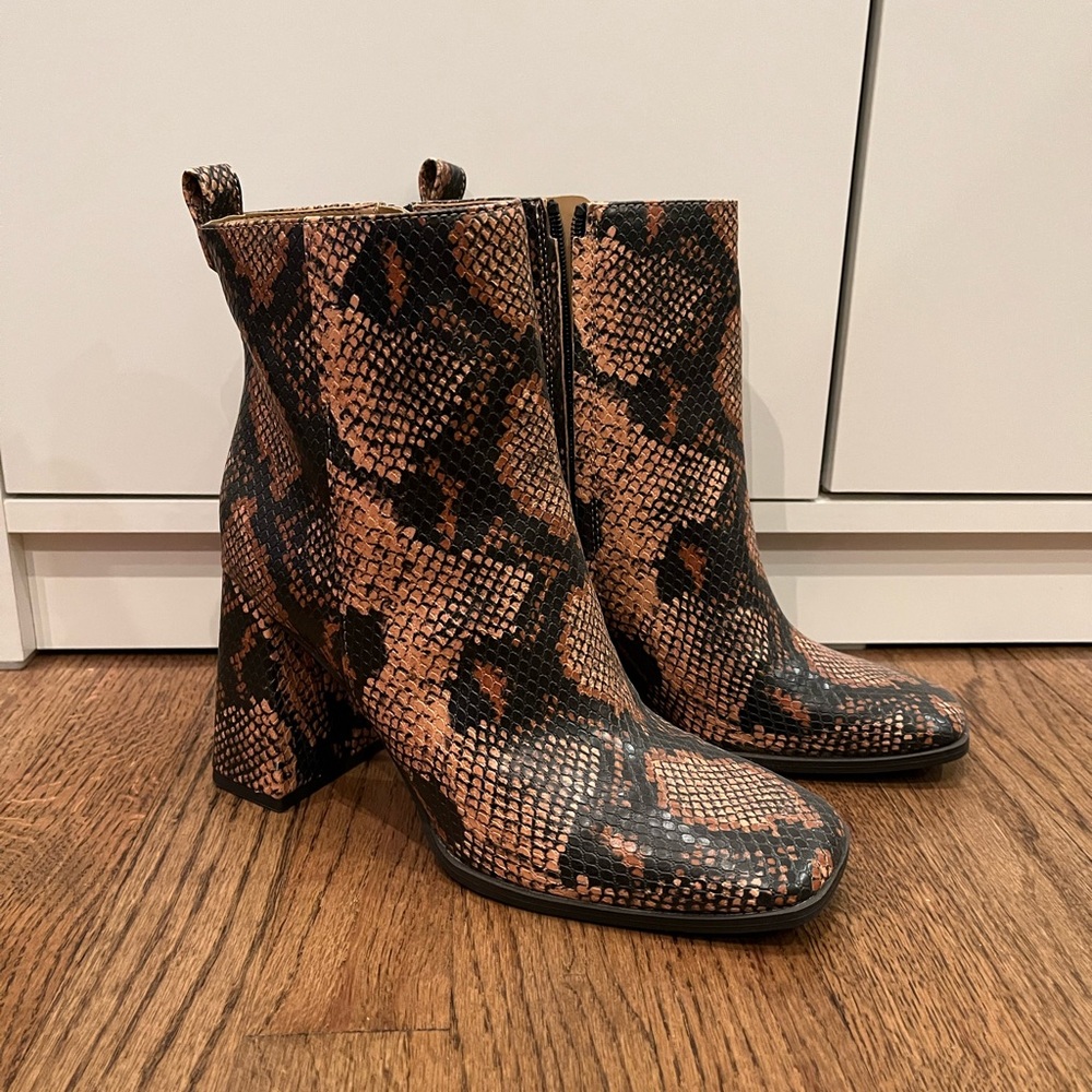 NWOT Circus NY By Sam Edelman Women's Pascha Ankle Boot Light Brown Snake Print